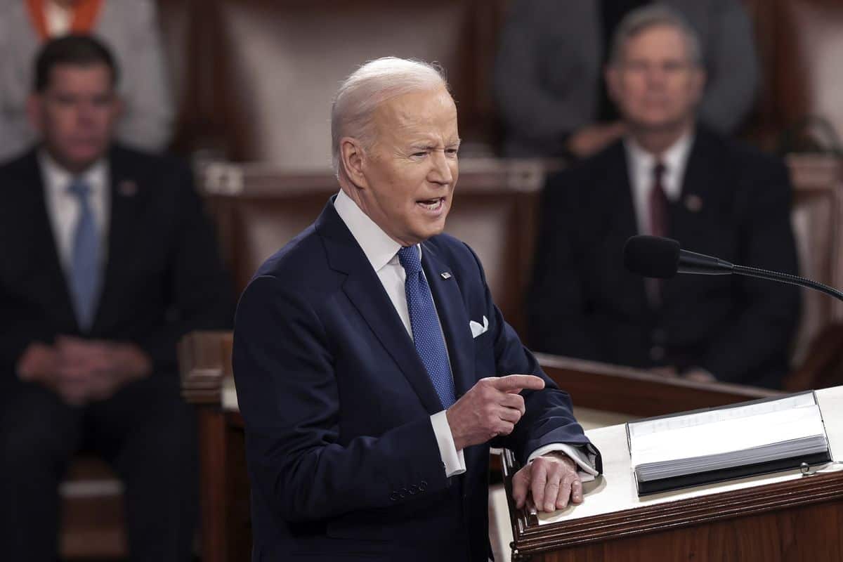 Biden prohíbe importación de petróleo de Rusia tras presiones en Estados Unidos
