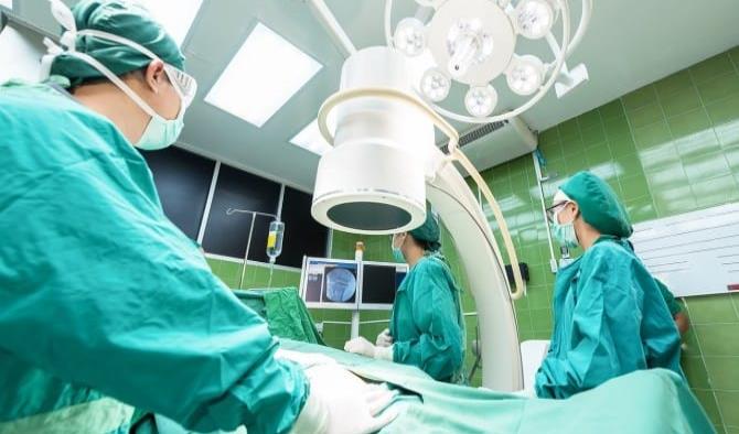 Paciente en recibir un trasplante de corazón de cerdo murió dos meses después