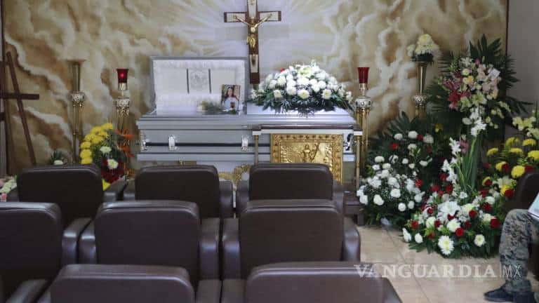 Decenas de compañeros acudieron a darle un último adiós durante el funeral donde rodearon el féretro de flores y lágrimas ante su partida.