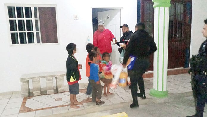 Los policías se cooperaron para llevarle alimento a la familia.