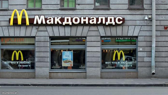 Cliente de McDonald’s en Rusia se encadena a la puerta para detener su cierre