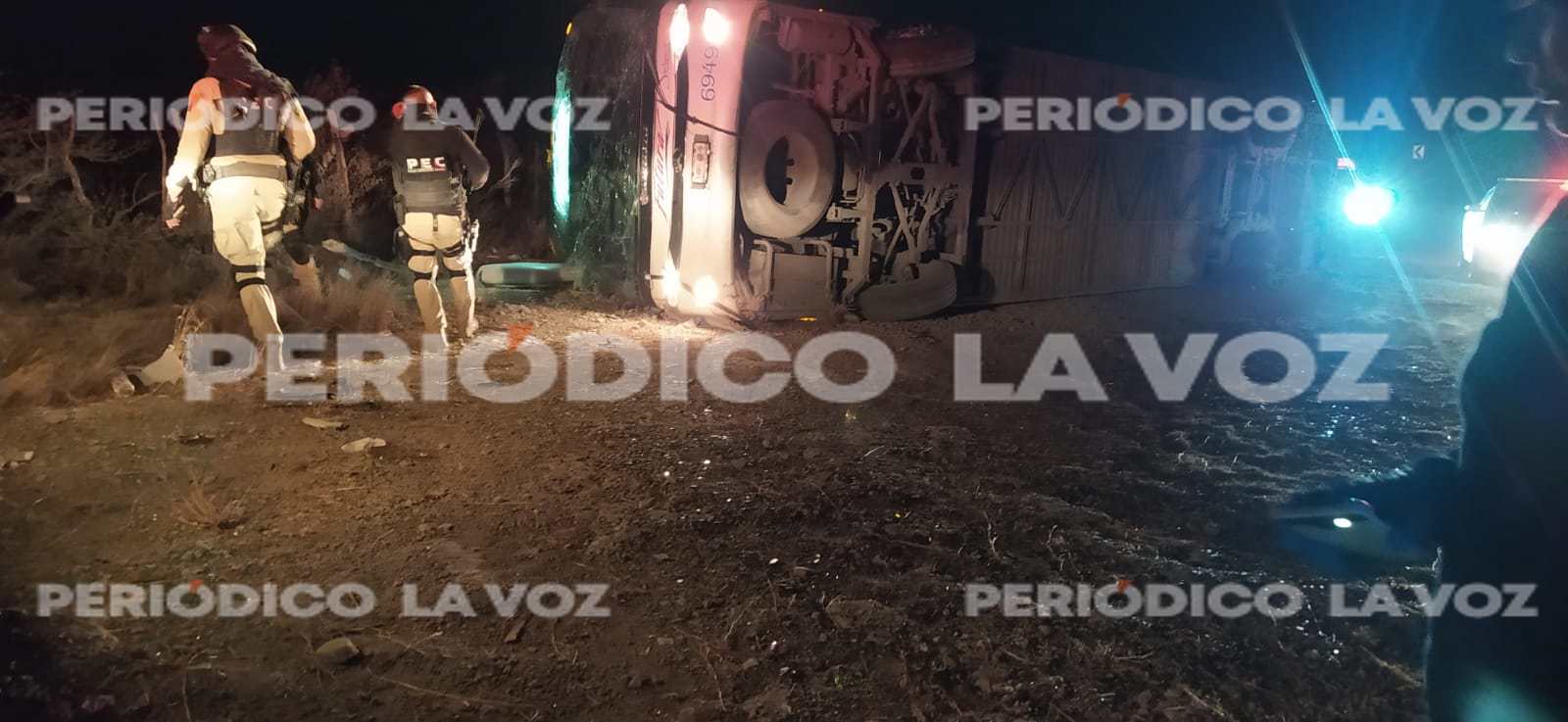 Vuelca autobús; un muerto y ocho lesionados