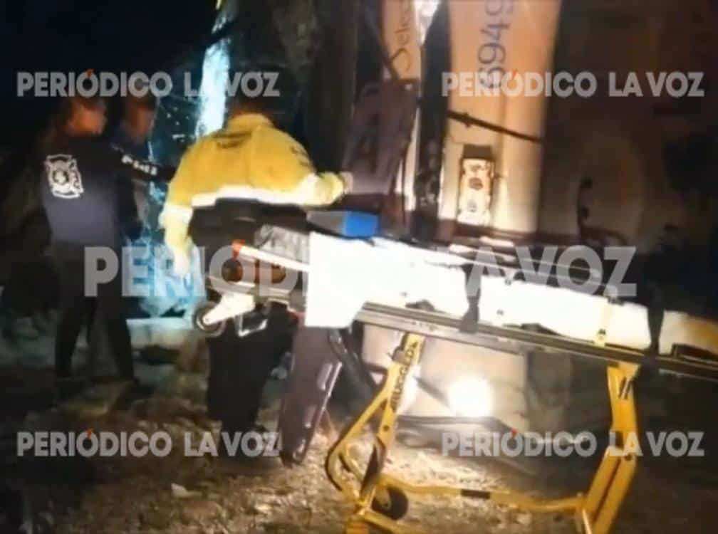 Vuelca autobús; un muerto y ocho lesionados