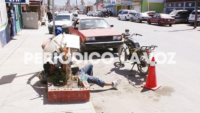 Se desmaya motociclista