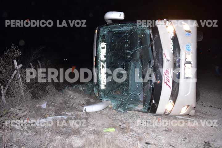 Vuelca autobús; un muerto y ocho lesionados