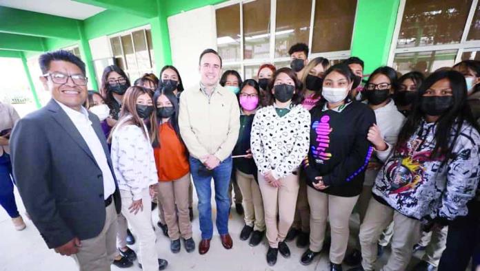 Se reúne Manolo con sector social