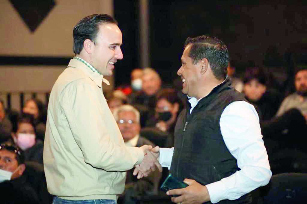 Se reúne Manolo con sector social