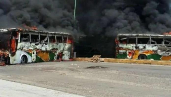 Queman autobús de Pemex durante visita de AMLO