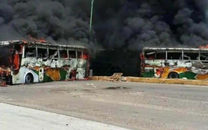 Queman autobús de Pemex durante visita de AMLO
