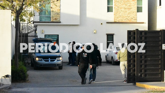 El cuerpo fue localizado en la cocina con una herida por arma de fuego en la cabeza.