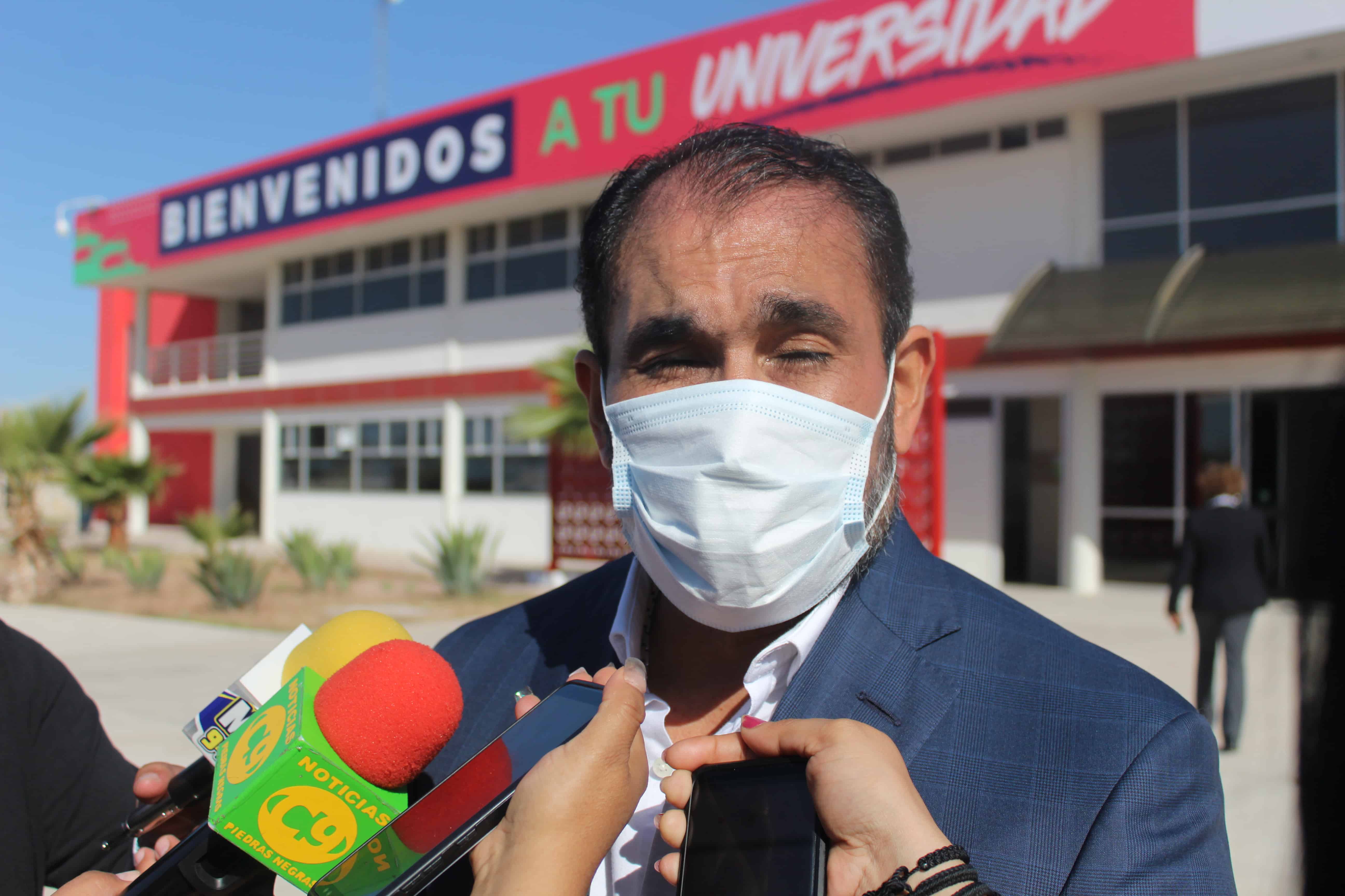Abandonan colegios por la pandemia