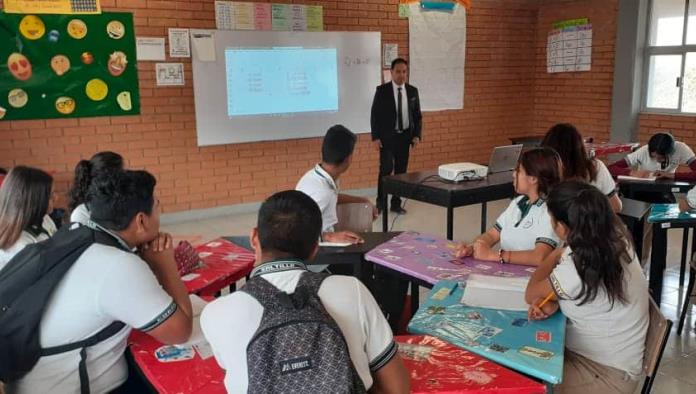 Abandonan colegios por la pandemia