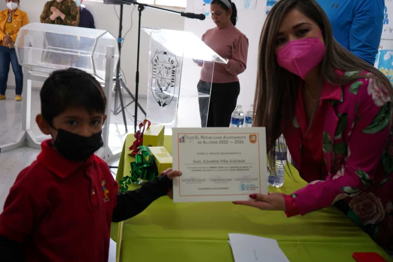 Premian a ganadores de concurso de dibujo