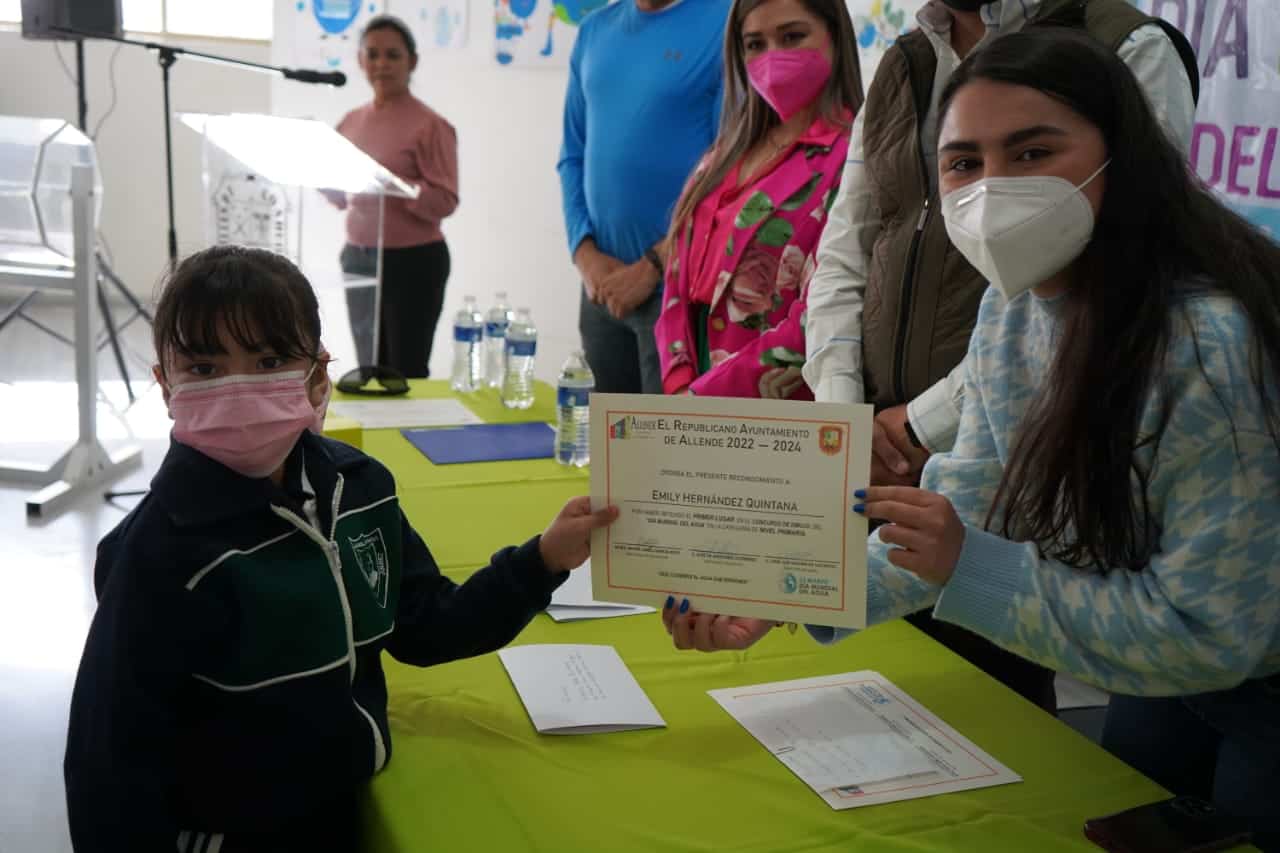 Premian a ganadores de concurso de dibujo