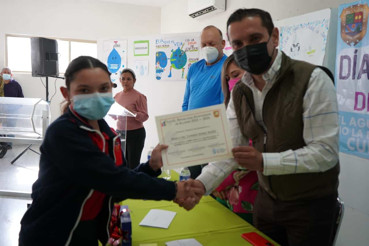 Premian a ganadores de concurso de dibujo