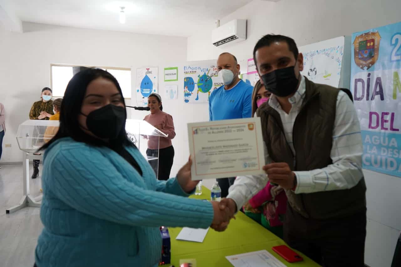 Premian a ganadores de concurso de dibujo