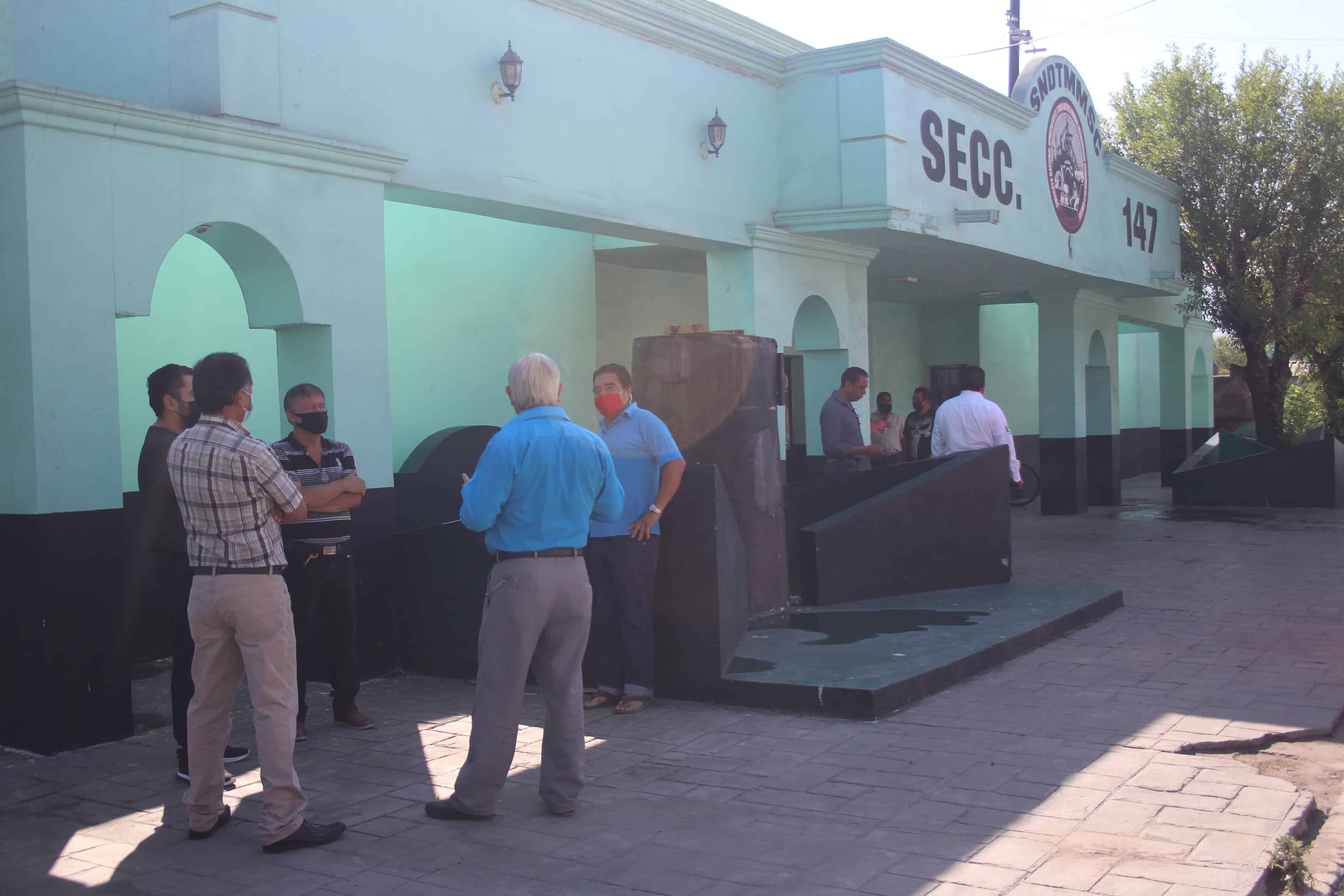 También en la Sección 147 se realiza el pago de finiquitos a los ex obreros.