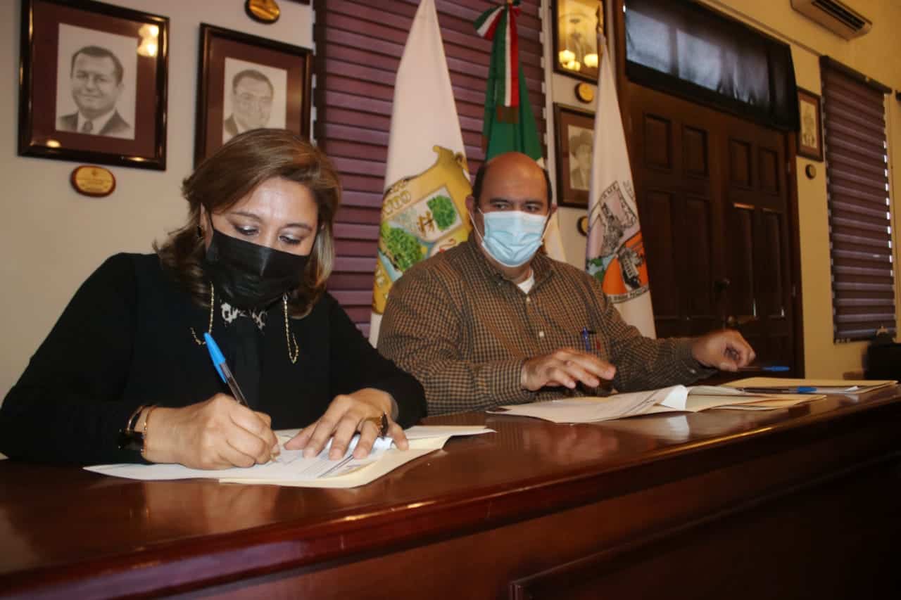 Momento de la firma para la creación de este consejo.