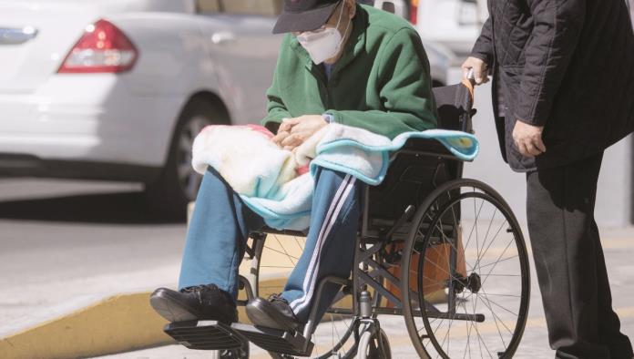 Abusan de abuelitos y les quitan pensión