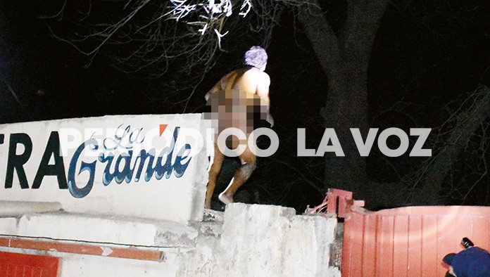 Saltaba sin ropa de techo en techo