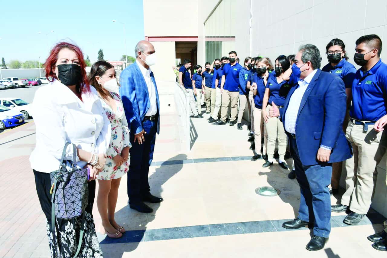 Abarrotan jóvenes Teatro de la Ciudad