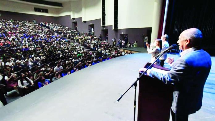 Abarrotan jóvenes Teatro de la Ciudad
