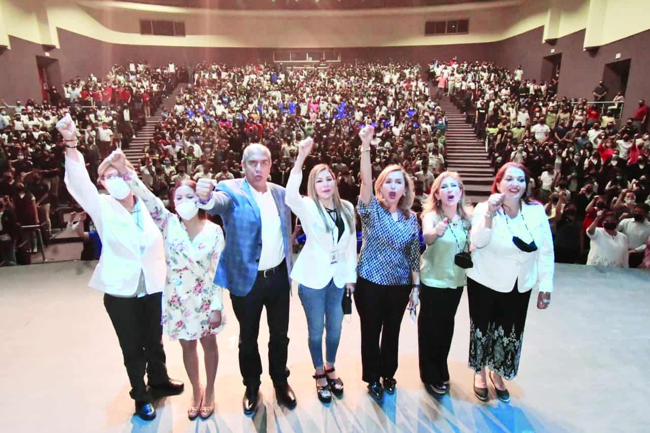 Abarrotan jóvenes Teatro de la Ciudad