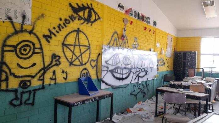 Vandalizan primaria por la noche