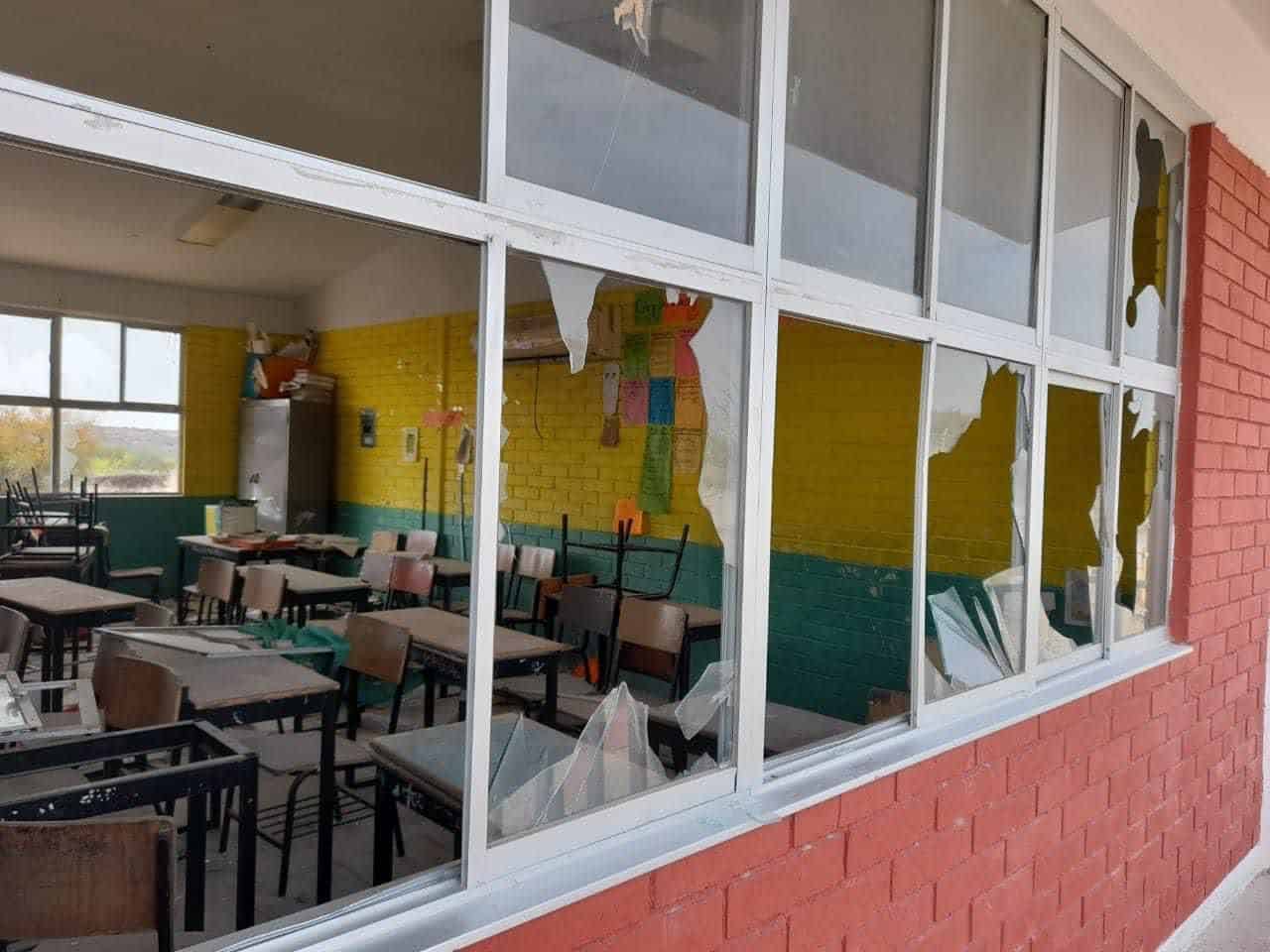 Vandalizan primaria por la noche