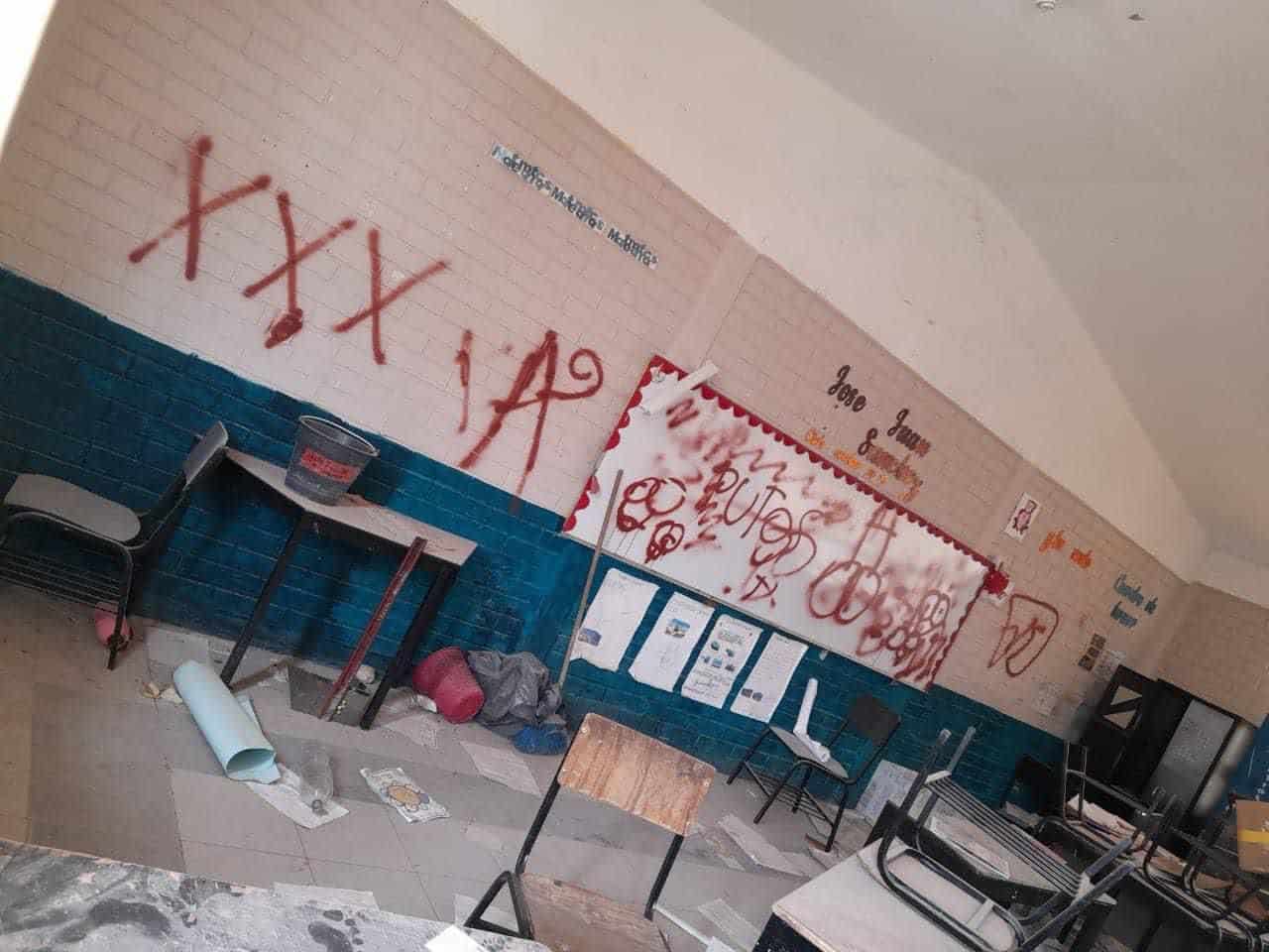 Vandalizan primaria por la noche