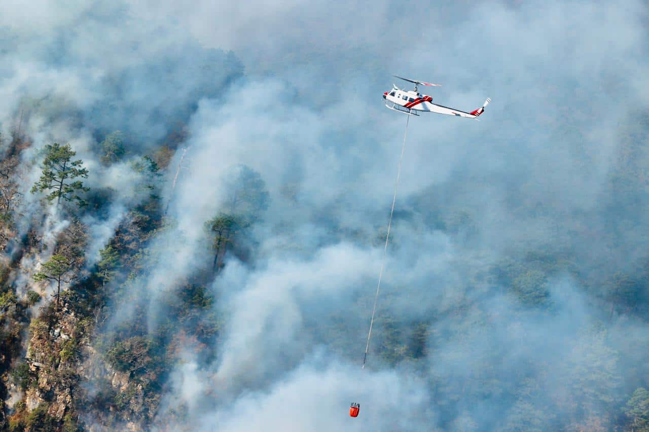 Sobrevuelan incendio en Nuevo León