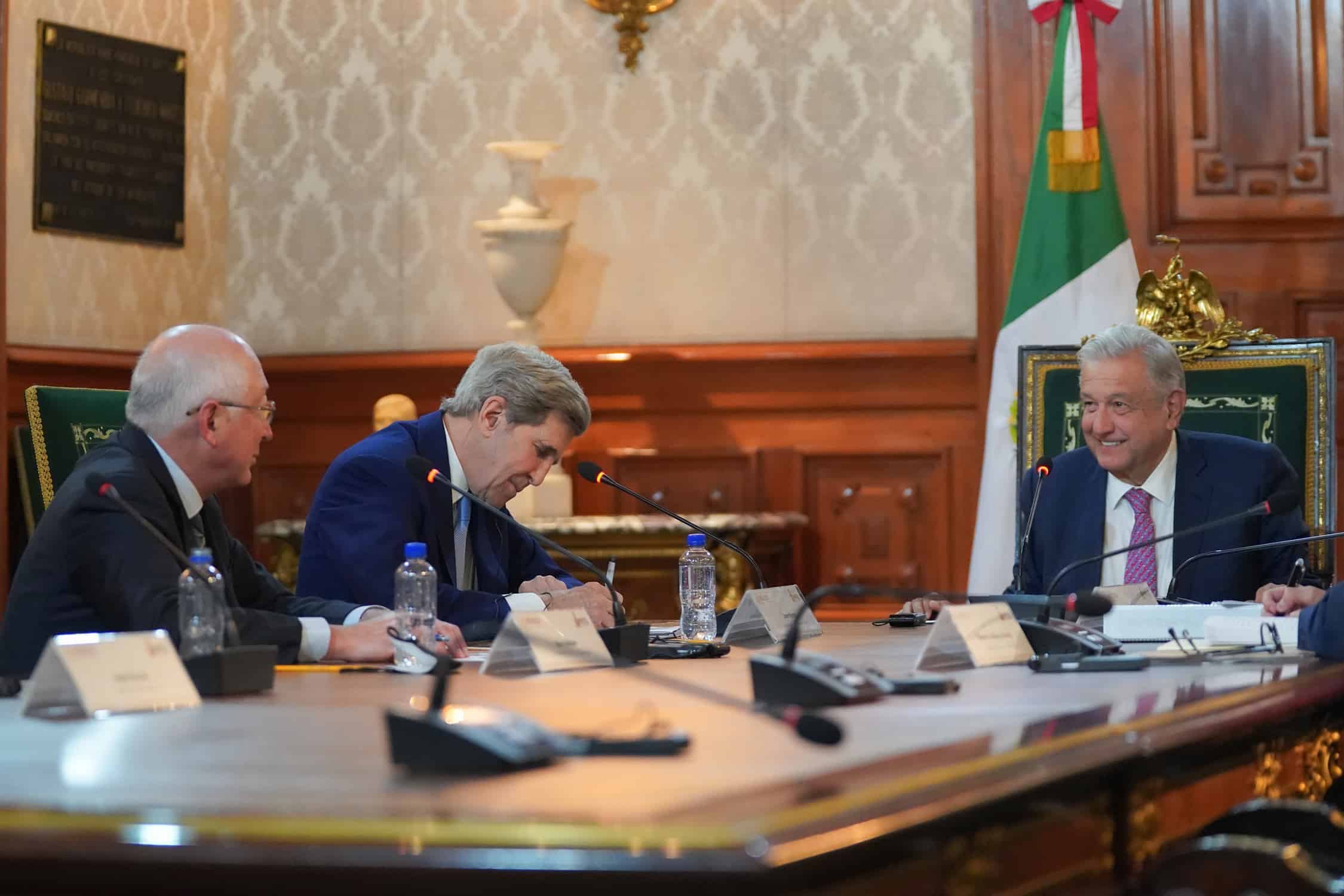 López Obrador se reunió con  el comisionado de Estados Unidos para el Clima, John Kerry.