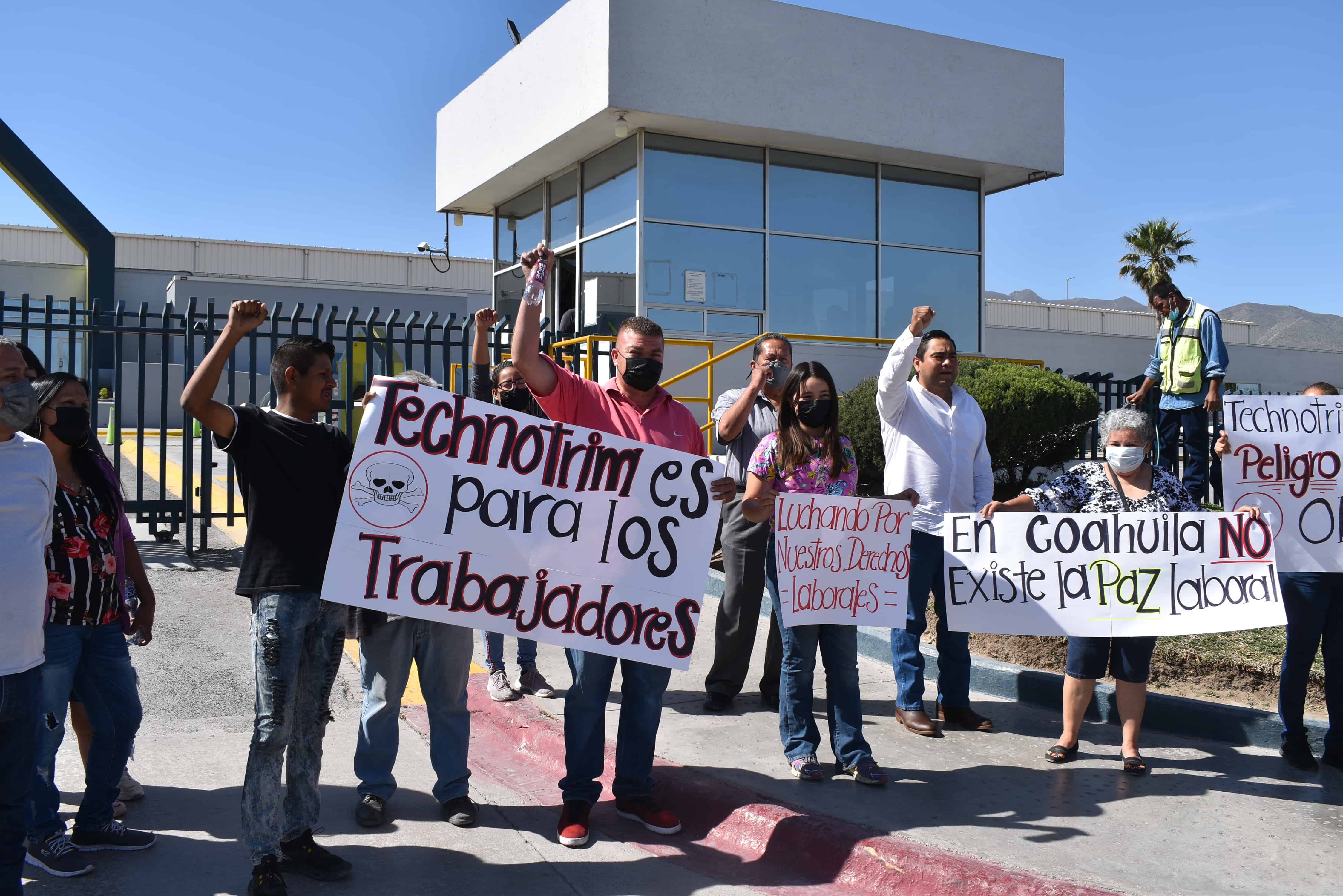 Se manifiestan ex trabajadores de Technotrim.