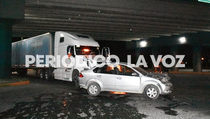 Choca y arrastra automóvil
