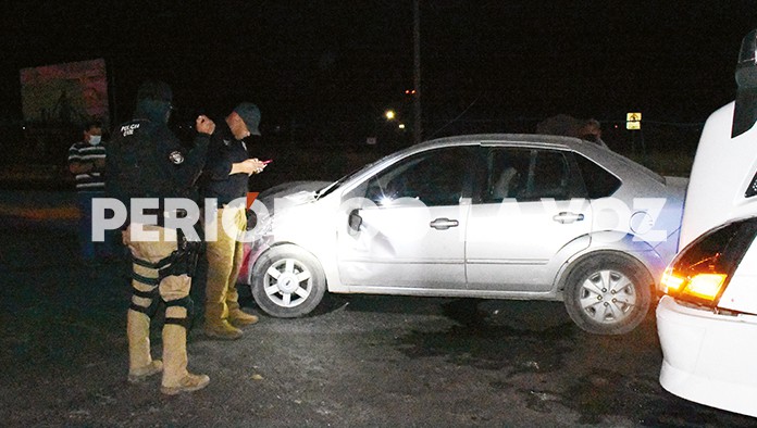 Choca y arrastra automóvil