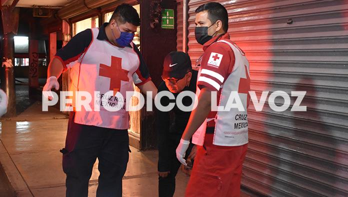 Hallan a borracho tirado en la calle