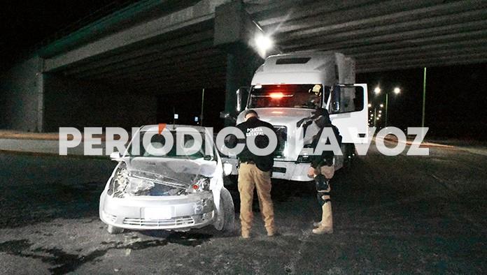 Choca y arrastra automóvil
