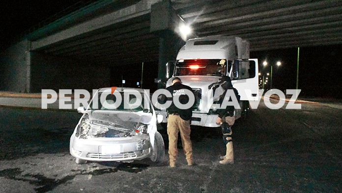 Choca y arrastra automóvil