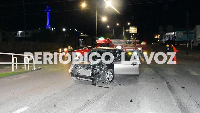 Arremanga Nissan y lesiona a tripulantes