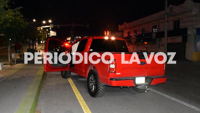 Arremanga Nissan y lesiona a tripulantes