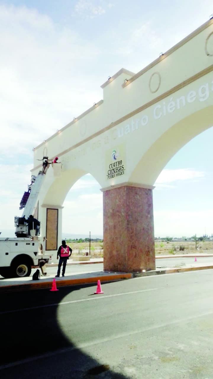 Iluminan Arco de Bienvenida en el Pueblo Mágico