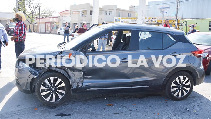 Se estrella en camioneta