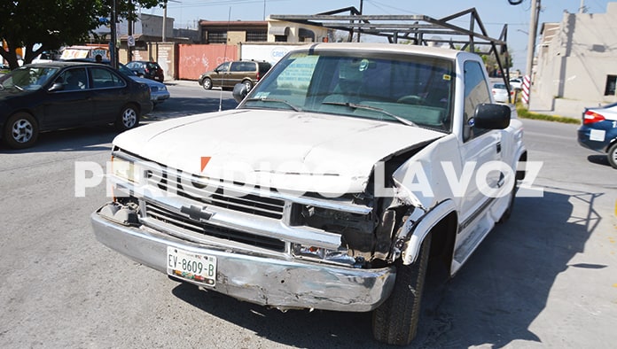 Se estrella en camioneta