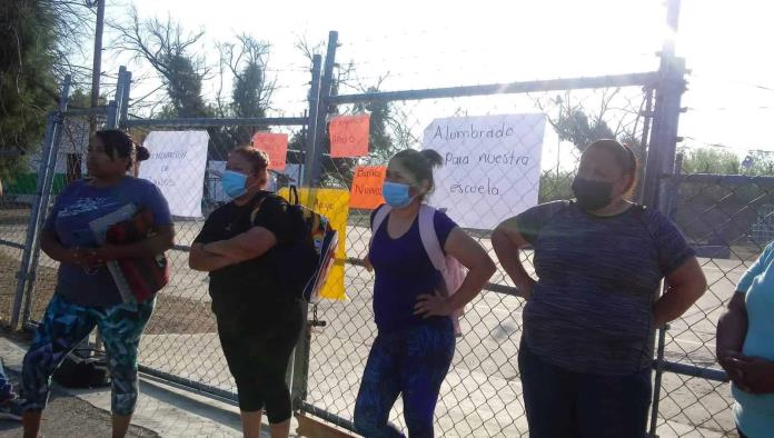 Bloquean papás escuela insalubre
