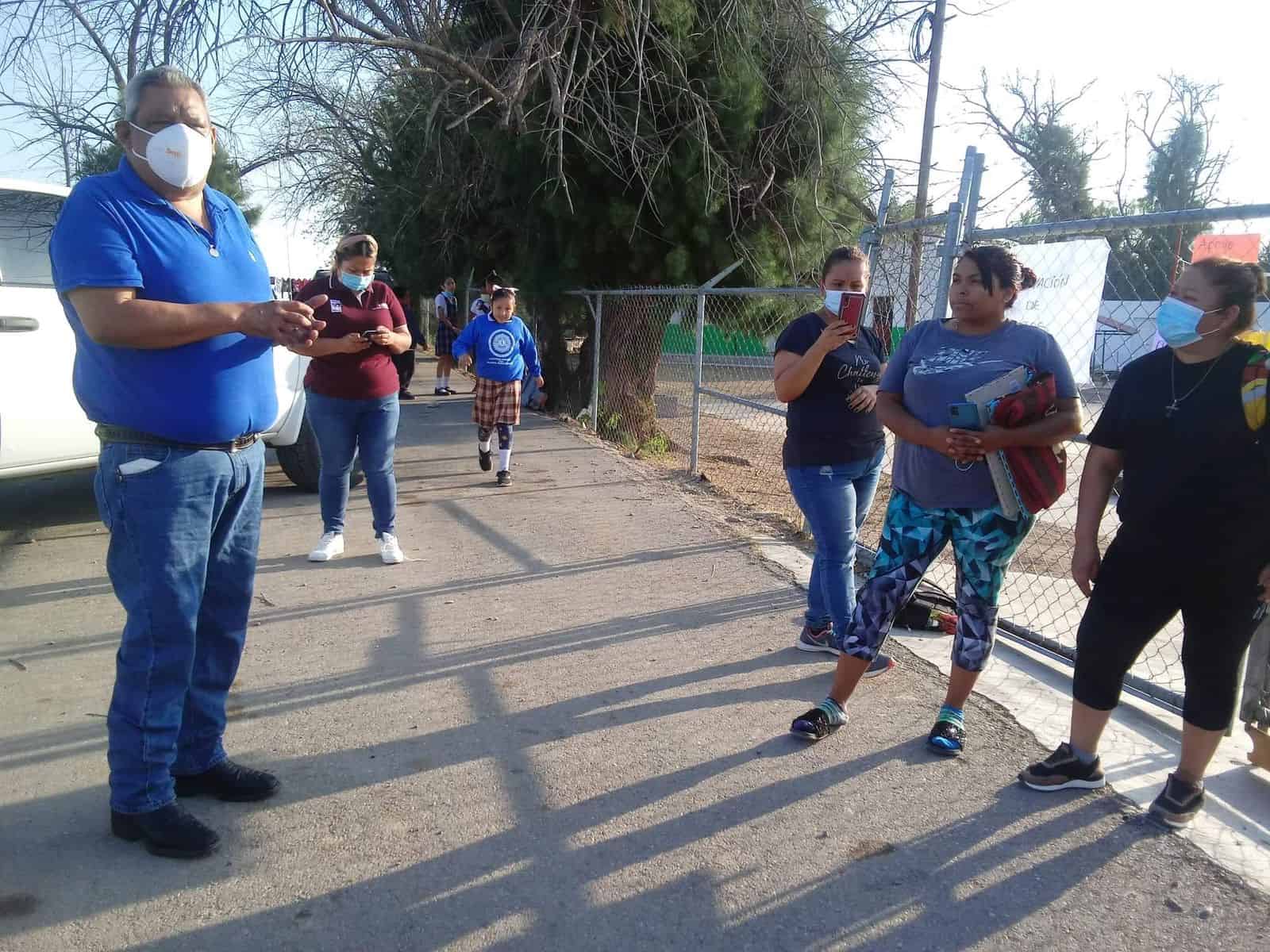 Bloquean papás escuela insalubre