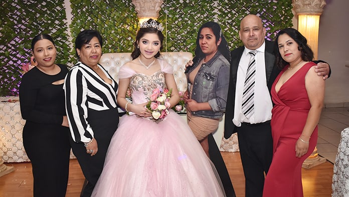 Jaqueline baila su primer vals