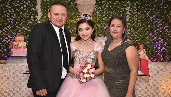 Jaqueline baila su primer vals