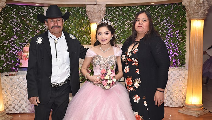 Jaqueline baila su primer vals