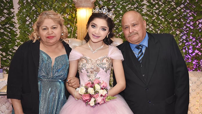 Jaqueline baila su primer vals