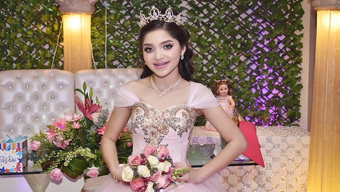 Jaqueline baila su primer vals